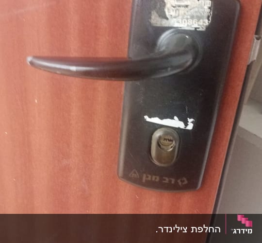 ידית דלת עם מנעול על דלת עץ